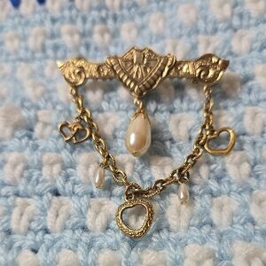 Vintage Victorian Style Gold Tone W Hearts And Pearls Filigree Chain Brooch